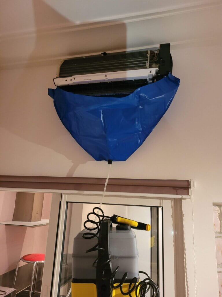 Technicien ClimaNice nettoyant une climatisation murale à Nice
