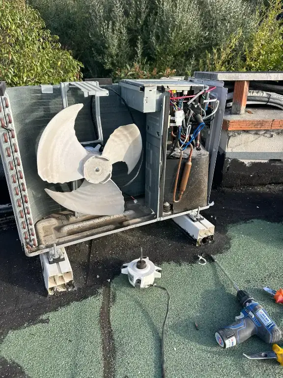 Technicien ClimaNice diagnostiquant une panne sur l'unité extérieure d'un climatiseur à Nice